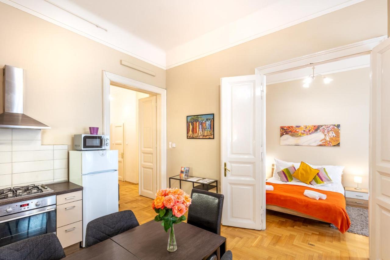 Orangehomes Kalvin Sq 2 Bedroom Apartment Budapest Bagian luar foto