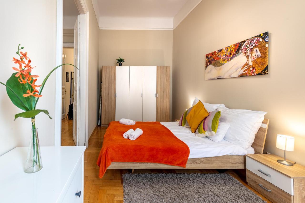 Orangehomes Kalvin Sq 2 Bedroom Apartment Budapest Bagian luar foto