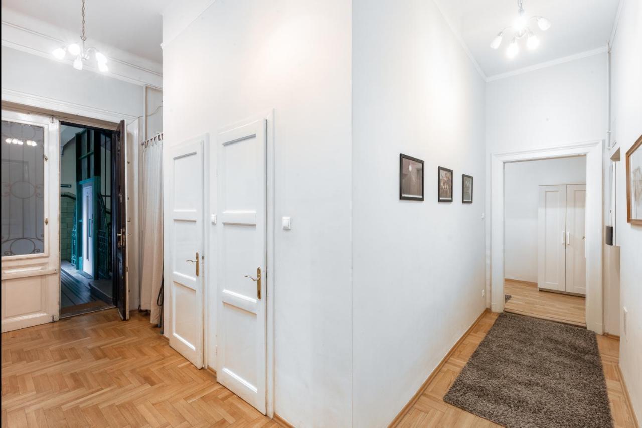 Orangehomes Kalvin Sq 2 Bedroom Apartment Budapest Bagian luar foto