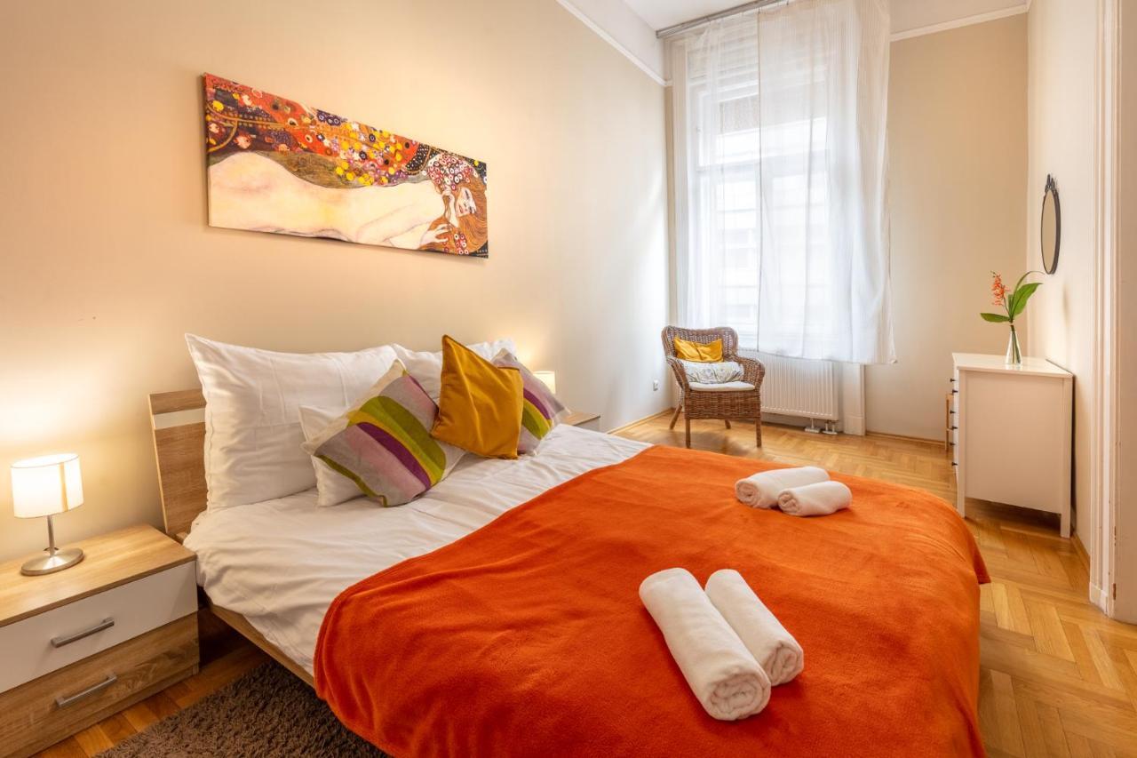 Orangehomes Kalvin Sq 2 Bedroom Apartment Budapest Bagian luar foto